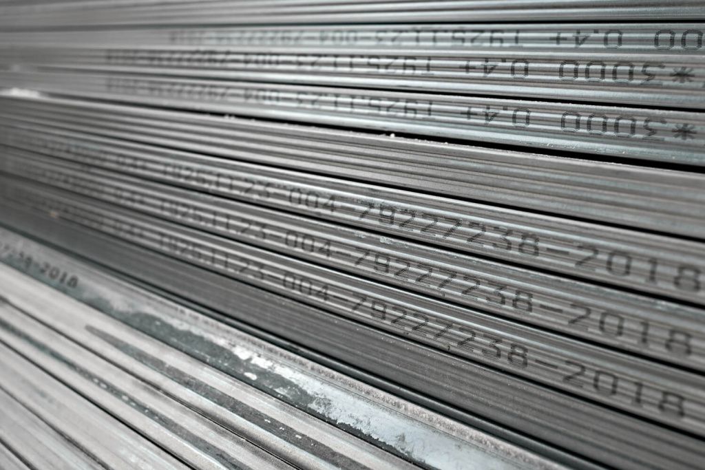 Марки нержавеющей стали metal-profiles-drywall-stacked-stock-ready-delivery-buyer-selective-focus (1) (1).jpg